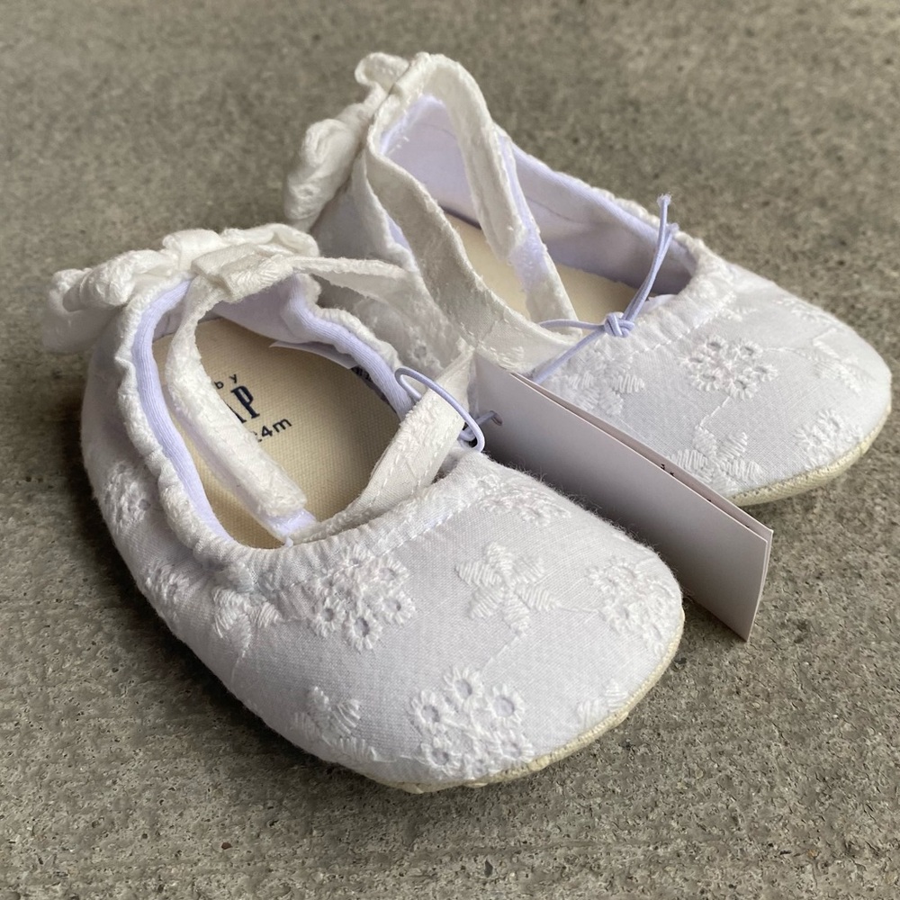 NWT Baby Gap Toddler White Eyelet Slip-On Shoe w/ Ankle Strap Size 5 18-24mos
